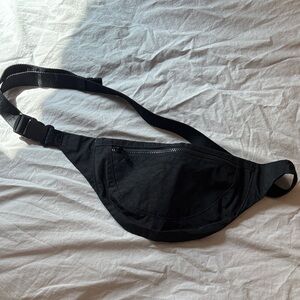 BAGGU Black crescent Fanny pack